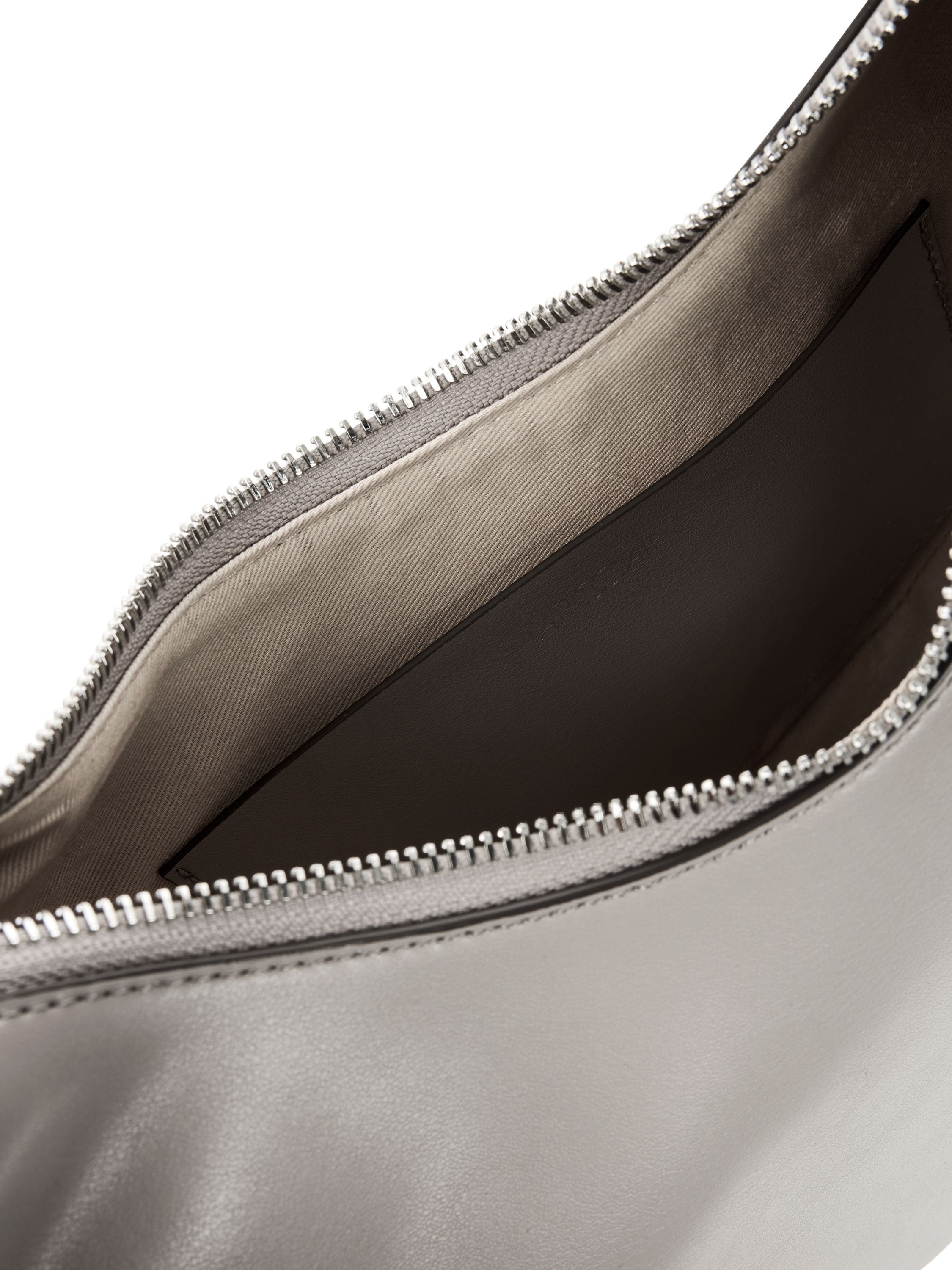 Schultertasche in Halbmondfrom - 806 - Grau