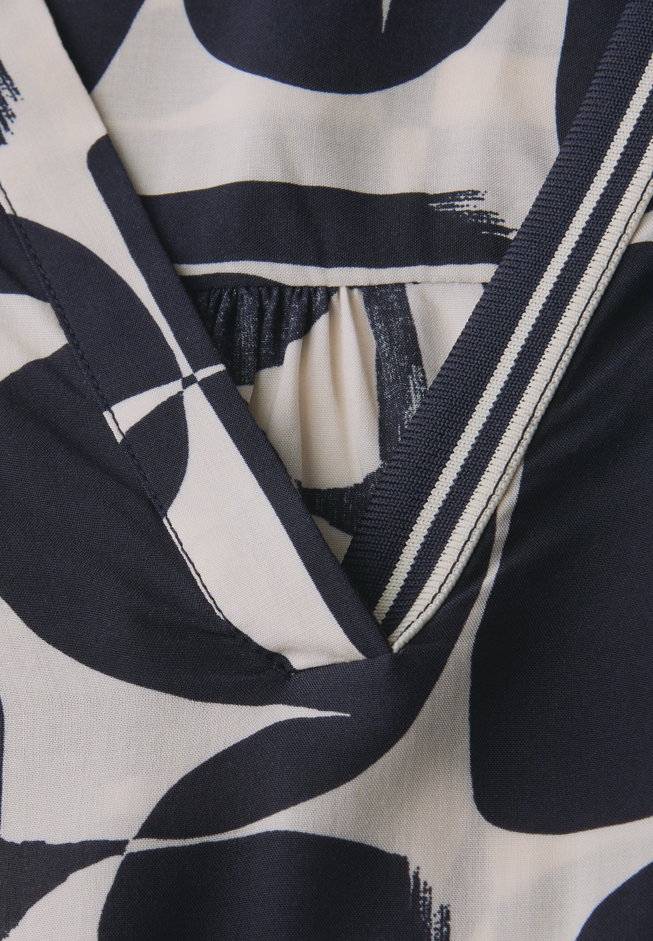 Bluse gemustert aus Viskose - 27502-shadowed navy - Blau