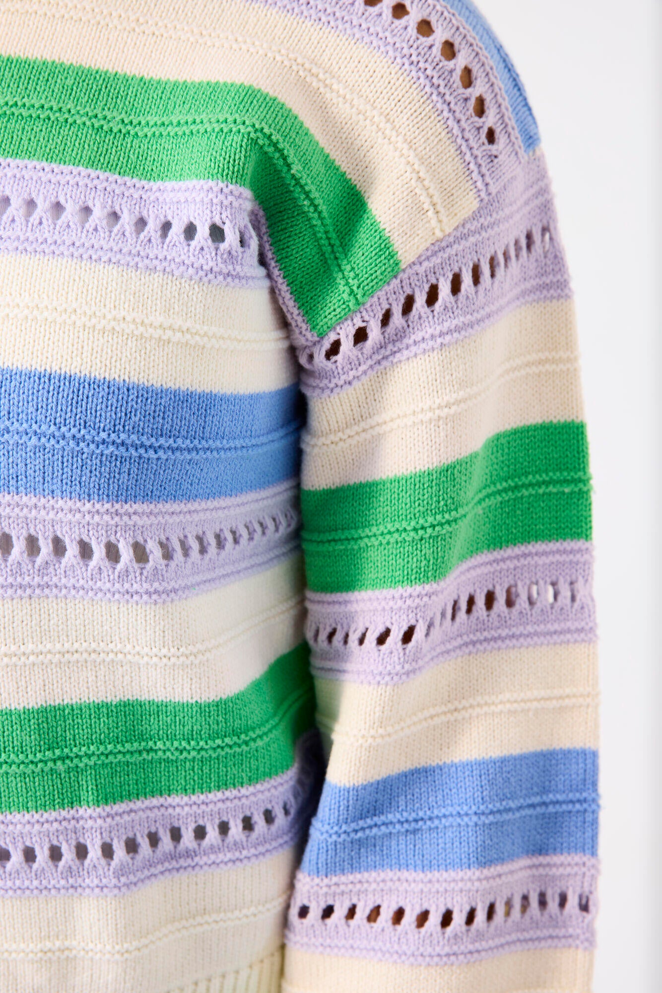 Gestreifter Strickpullover - 53 - Mehrfarbig