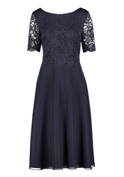 Cocktailkleid mit Spitzenstickerei