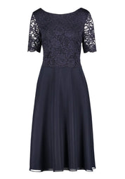 Cocktailkleid mit Spitzenstickerei