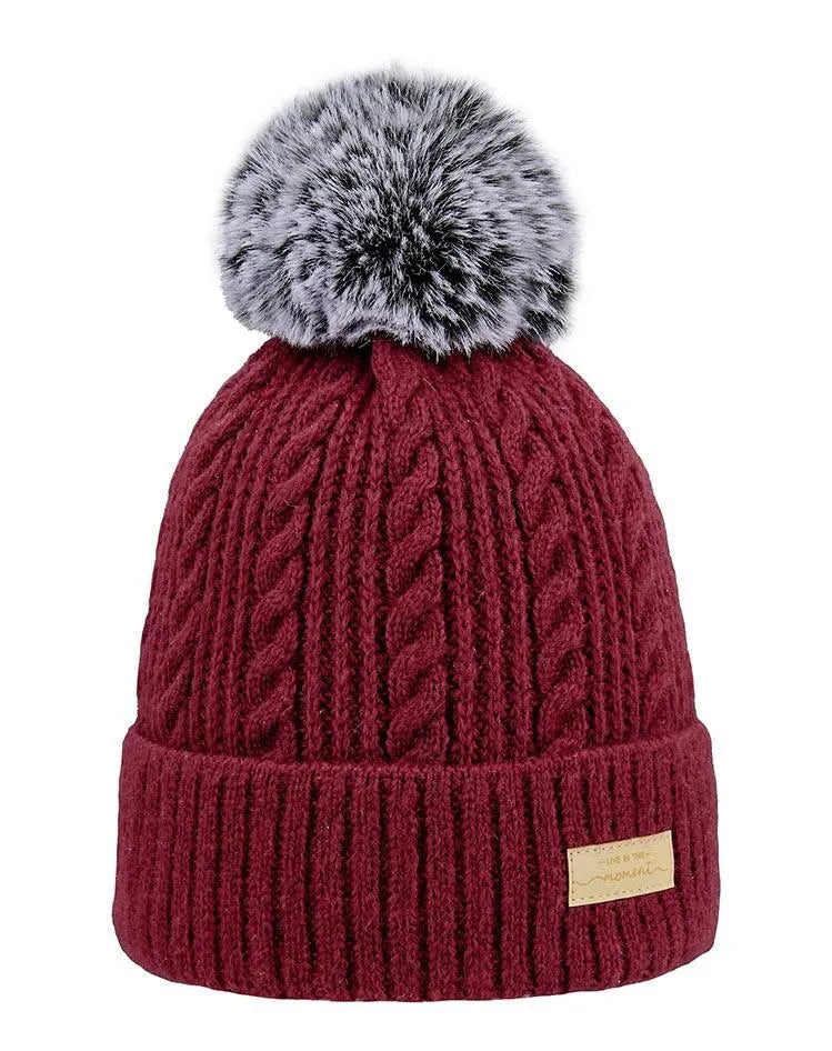 Strickmütze mit Bommel