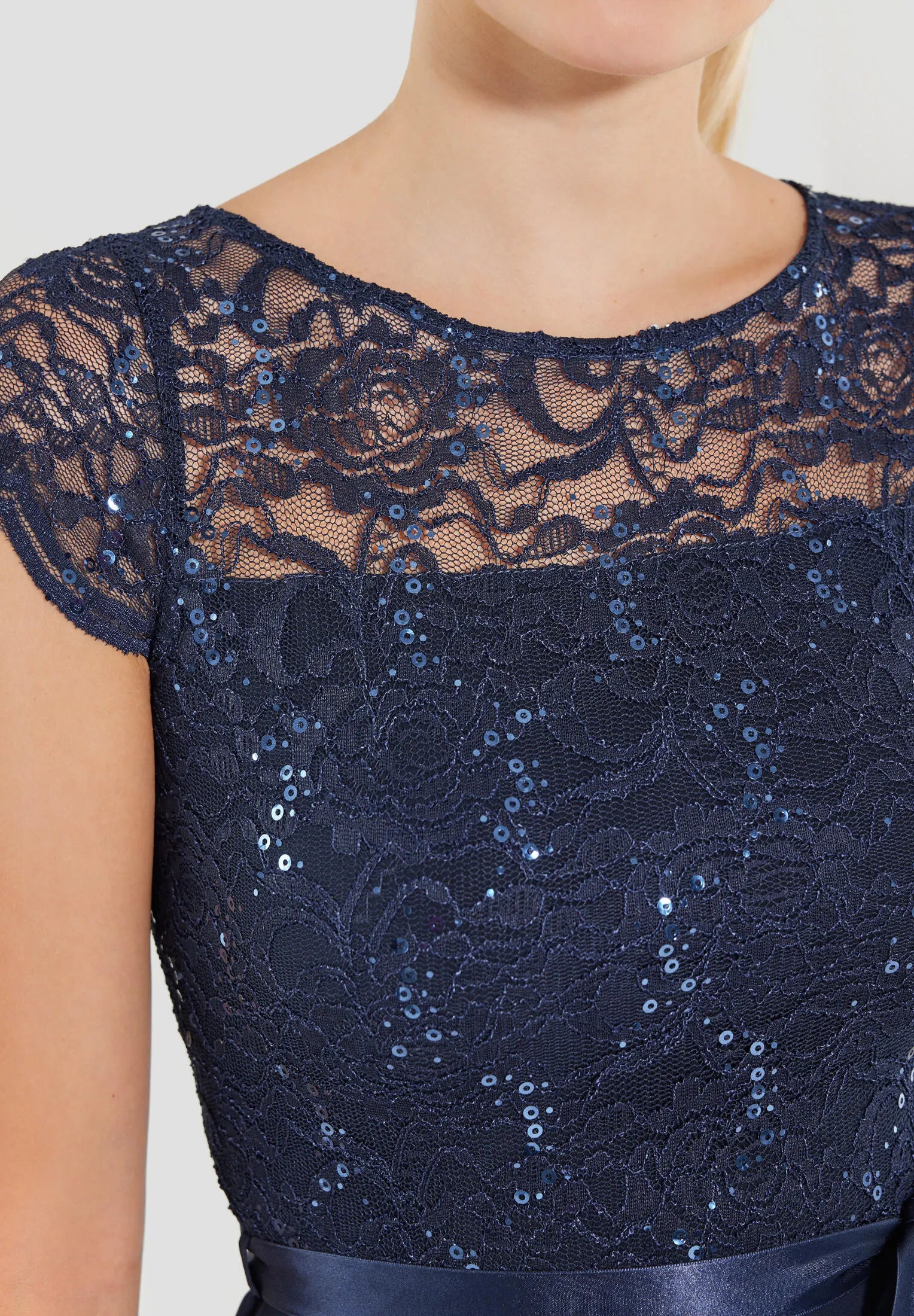 Cocktailkleid aus Spitze und Chiffon