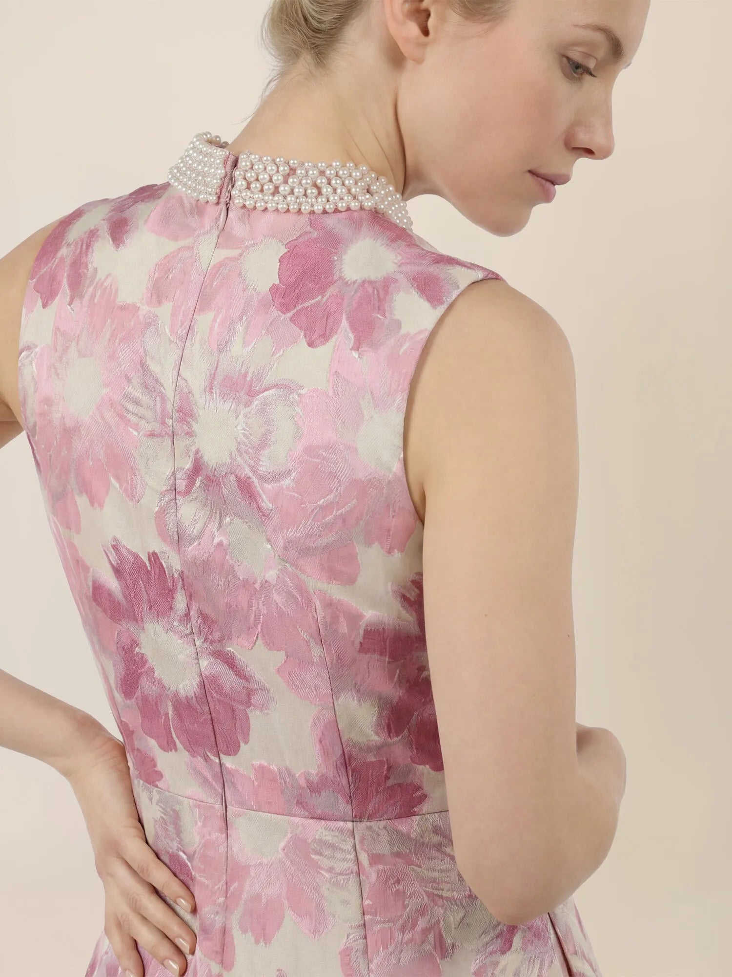 Abendkleid Midi mit Perlenkragen