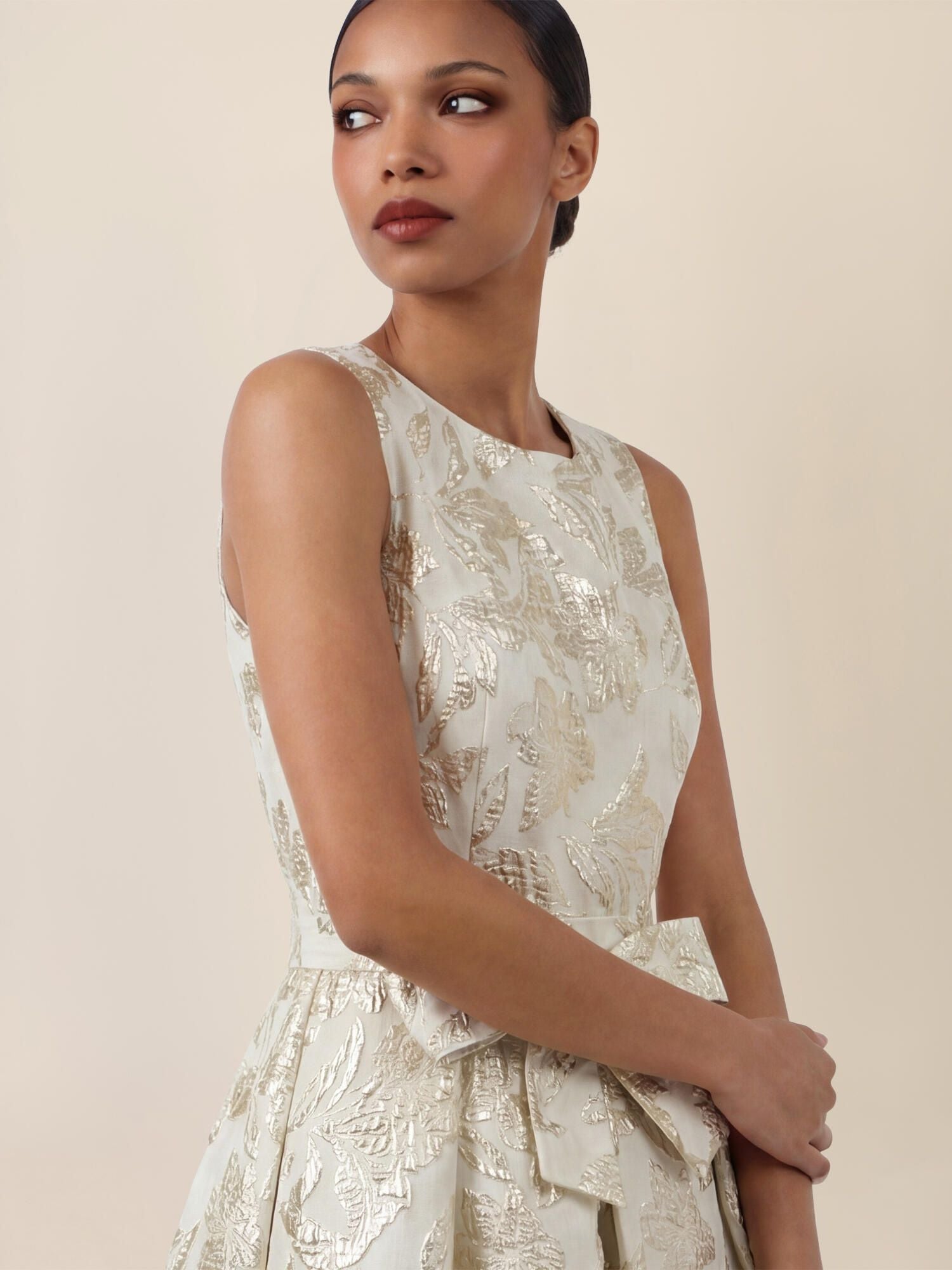 Abendkleid Midi mit schimmerndem Strukturmuster
