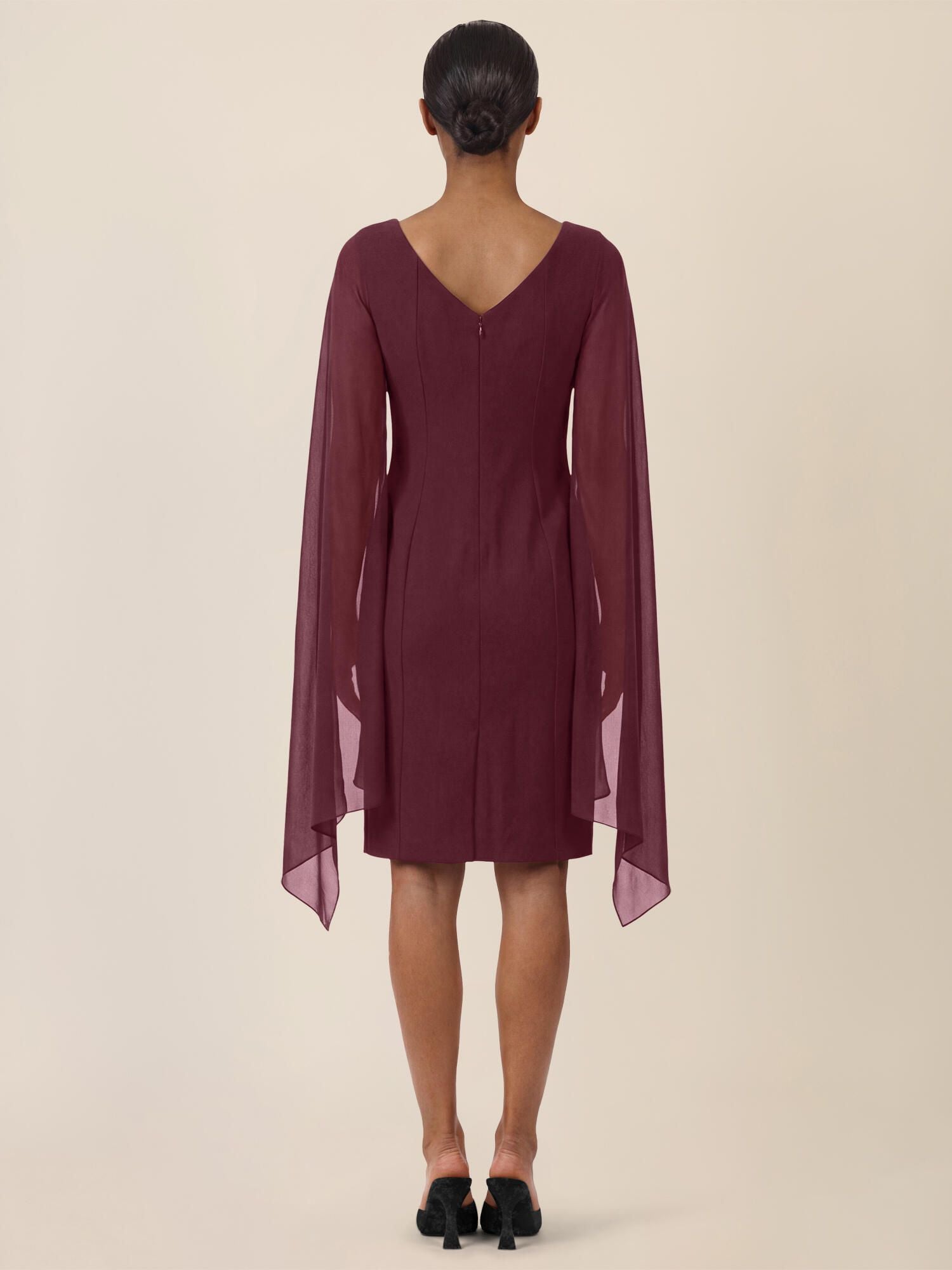 Etuikleid mit Chiffonstola