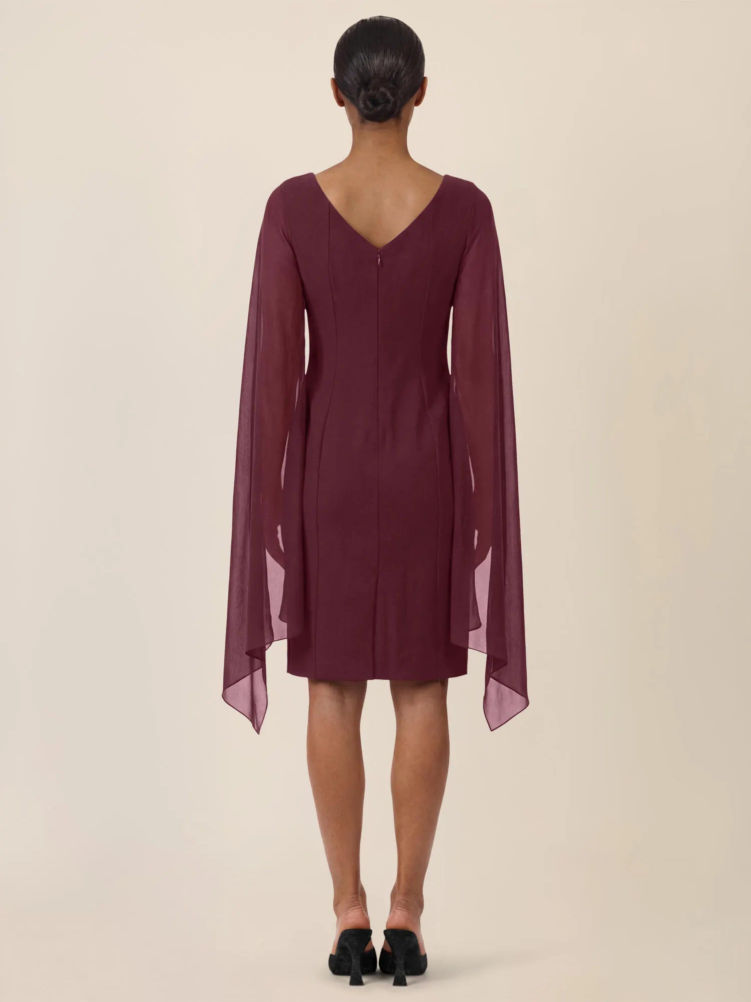 Etuikleid mit Chiffonstola