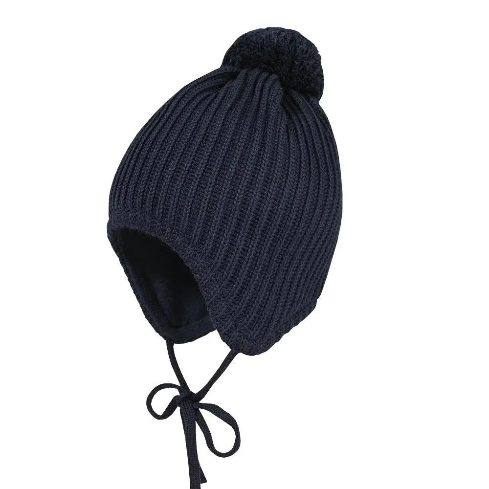 Strickmütze mit Bommel