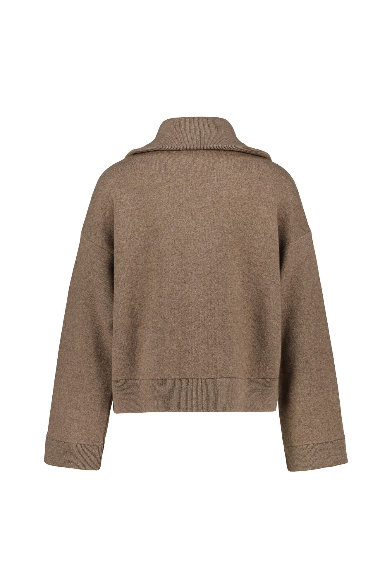 Kurze Strickjacke mit aufgesetzten Taschen