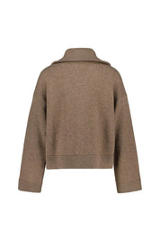 Kurze Strickjacke mit aufgesetzten Taschen