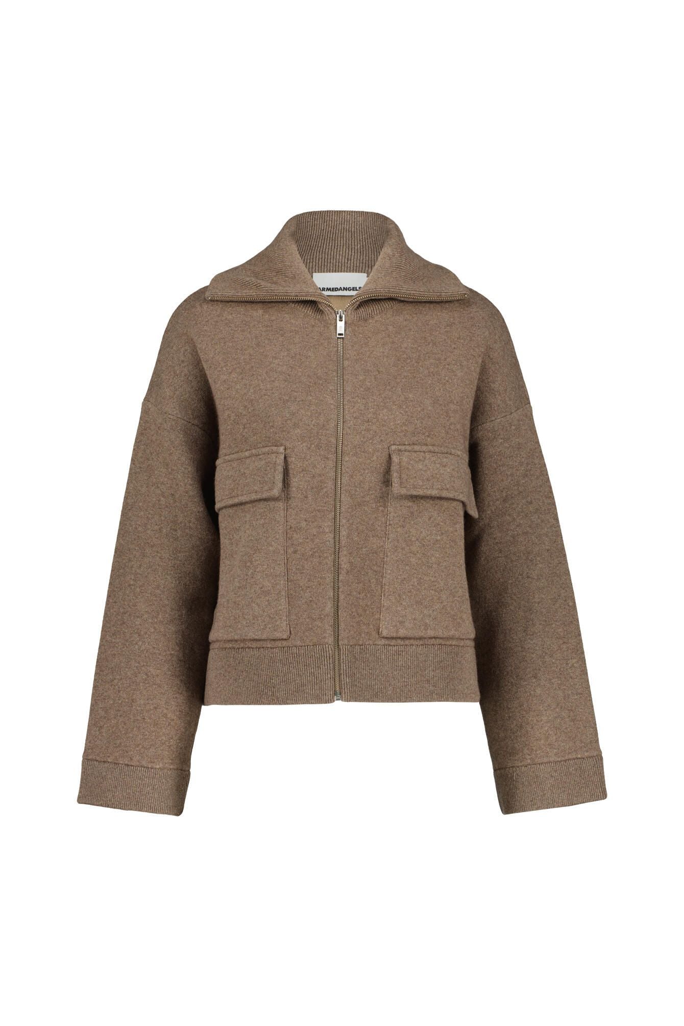 Kurze Strickjacke mit aufgesetzten Taschen