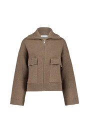 Kurze Strickjacke mit aufgesetzten Taschen