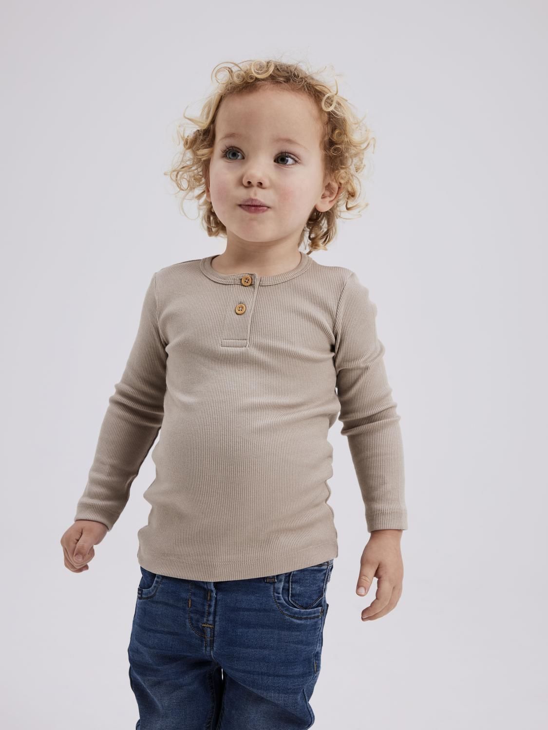 Geripptes Langarmshirt mit Henleykragen