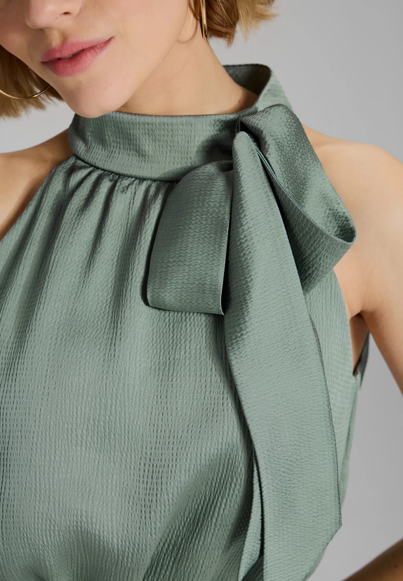 Satin-Jumpsuit mit Schluppe