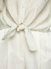 Bluse mit Knotendetail