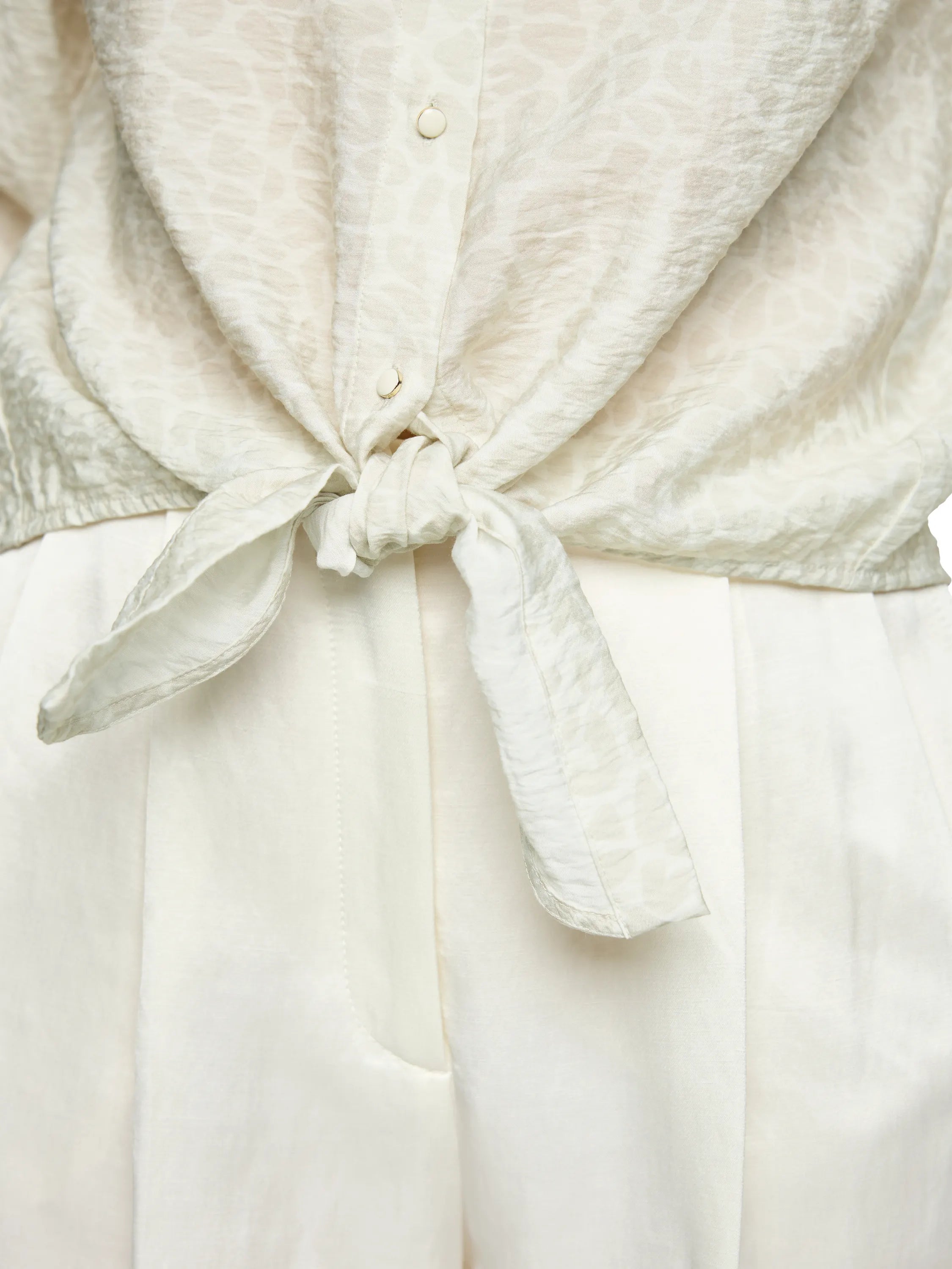 Bluse mit Knotendetail