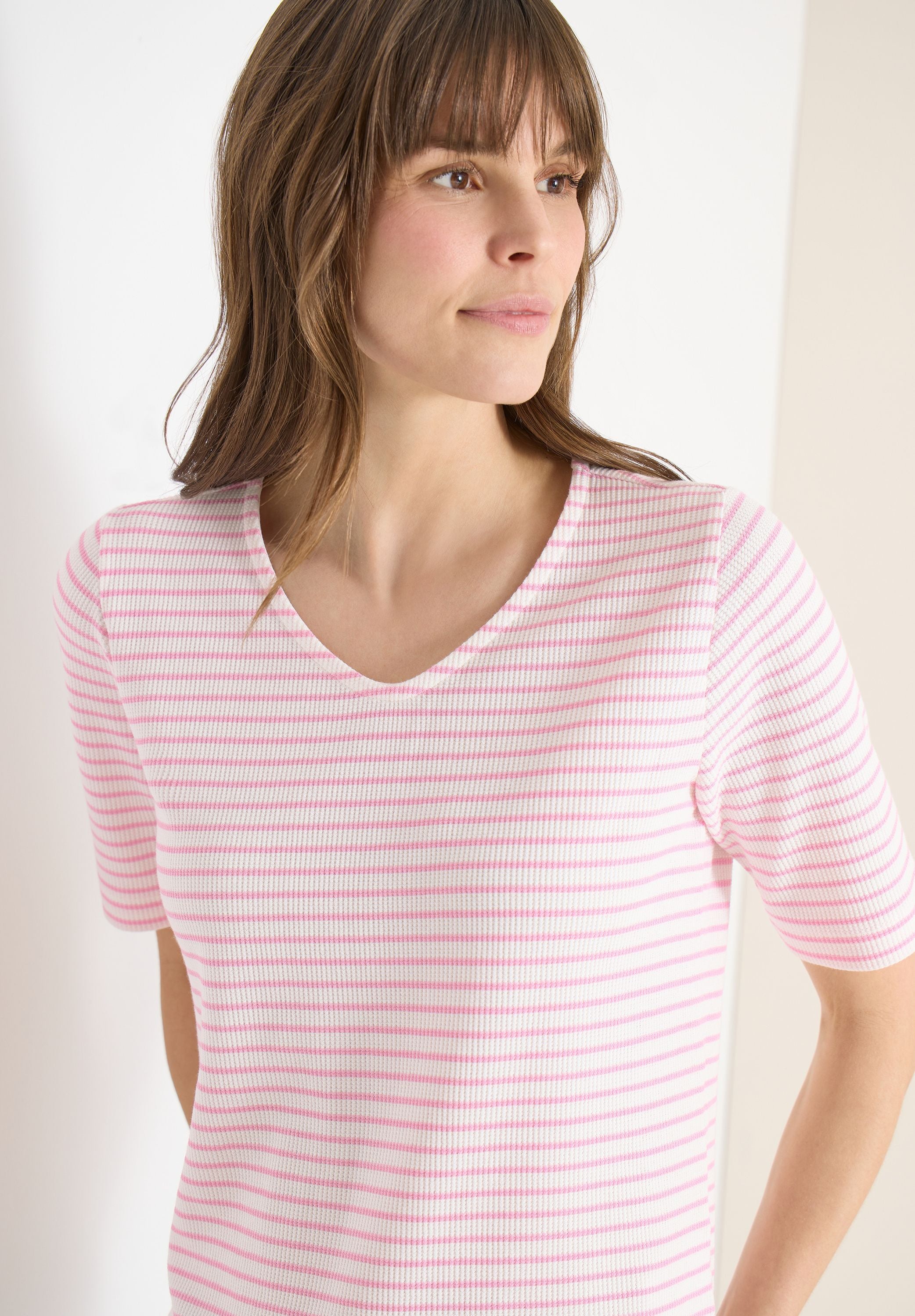 T-Shirt mit gerundetem V-Ausschnitt