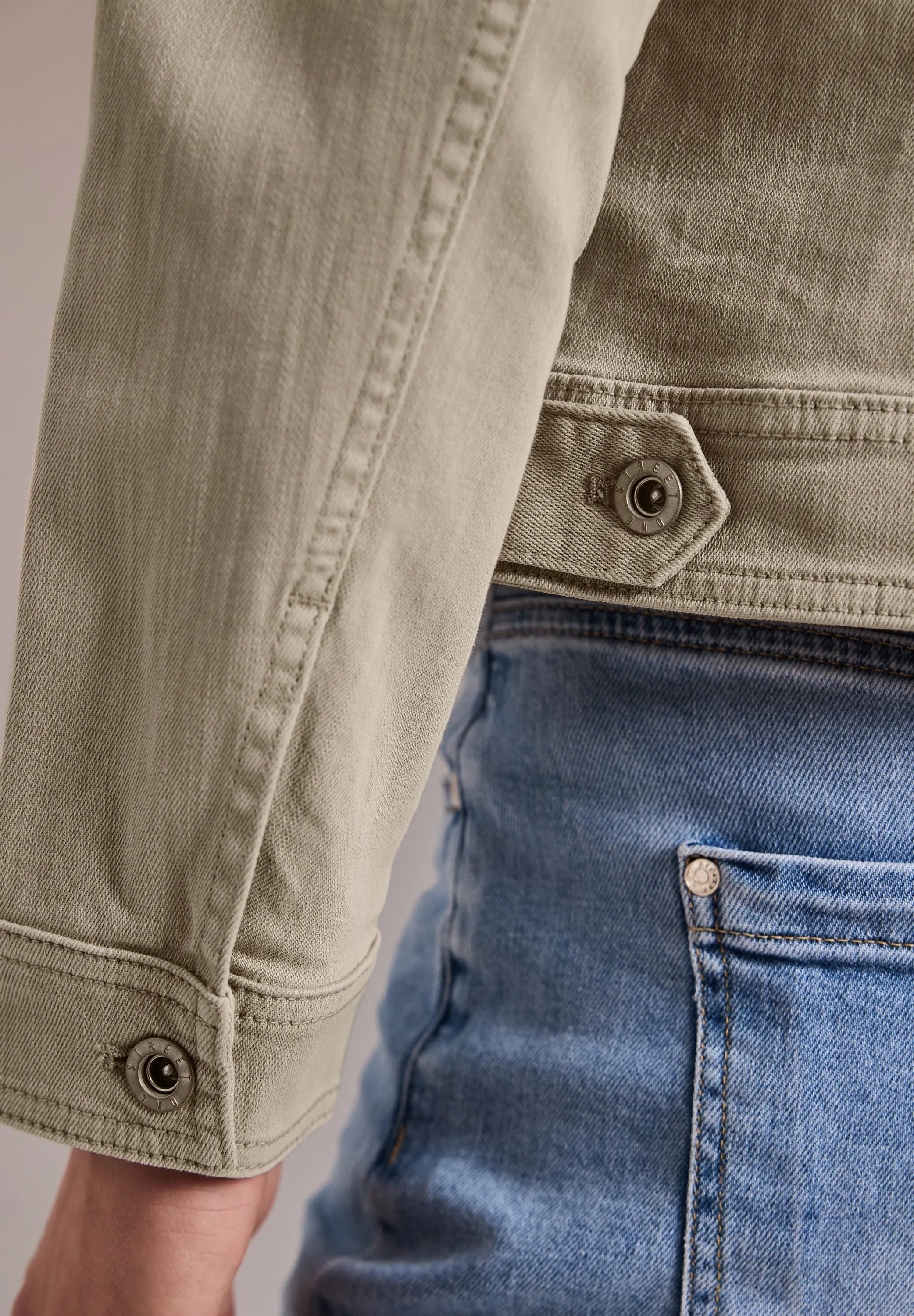 Jeansjacke im Colored-Denim-Look