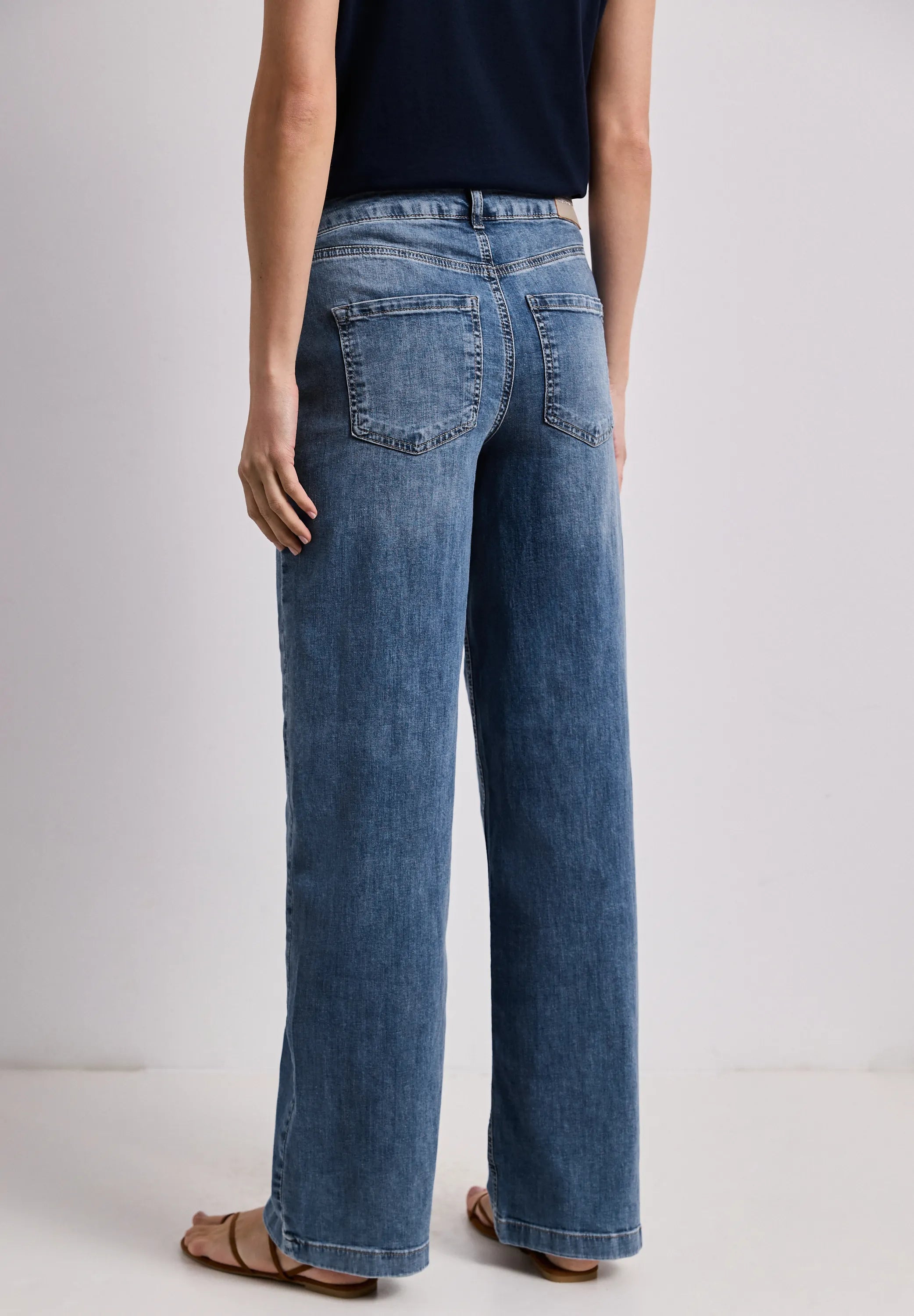 Wide Leg Jeans mit Knopfdetails