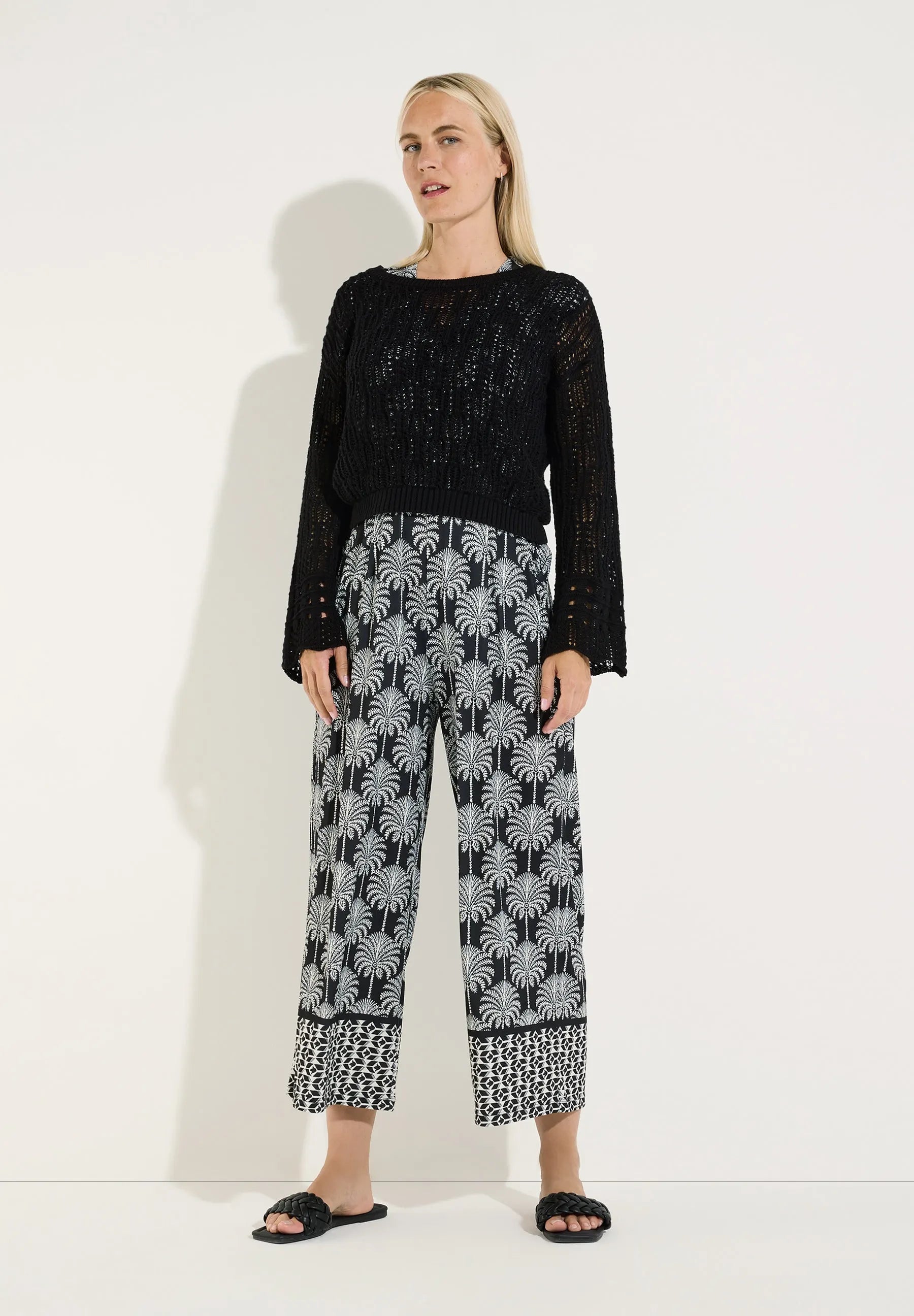 Ajour-Strickpullover mit ausgestelltem Ärmel
