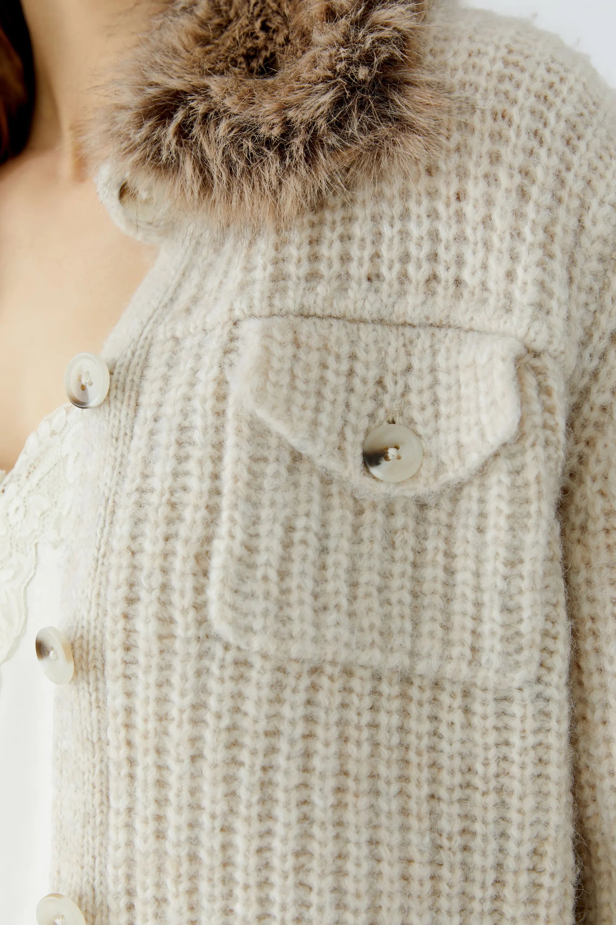 Strickjacke mit abknöpfbarem Kunstfellkragen