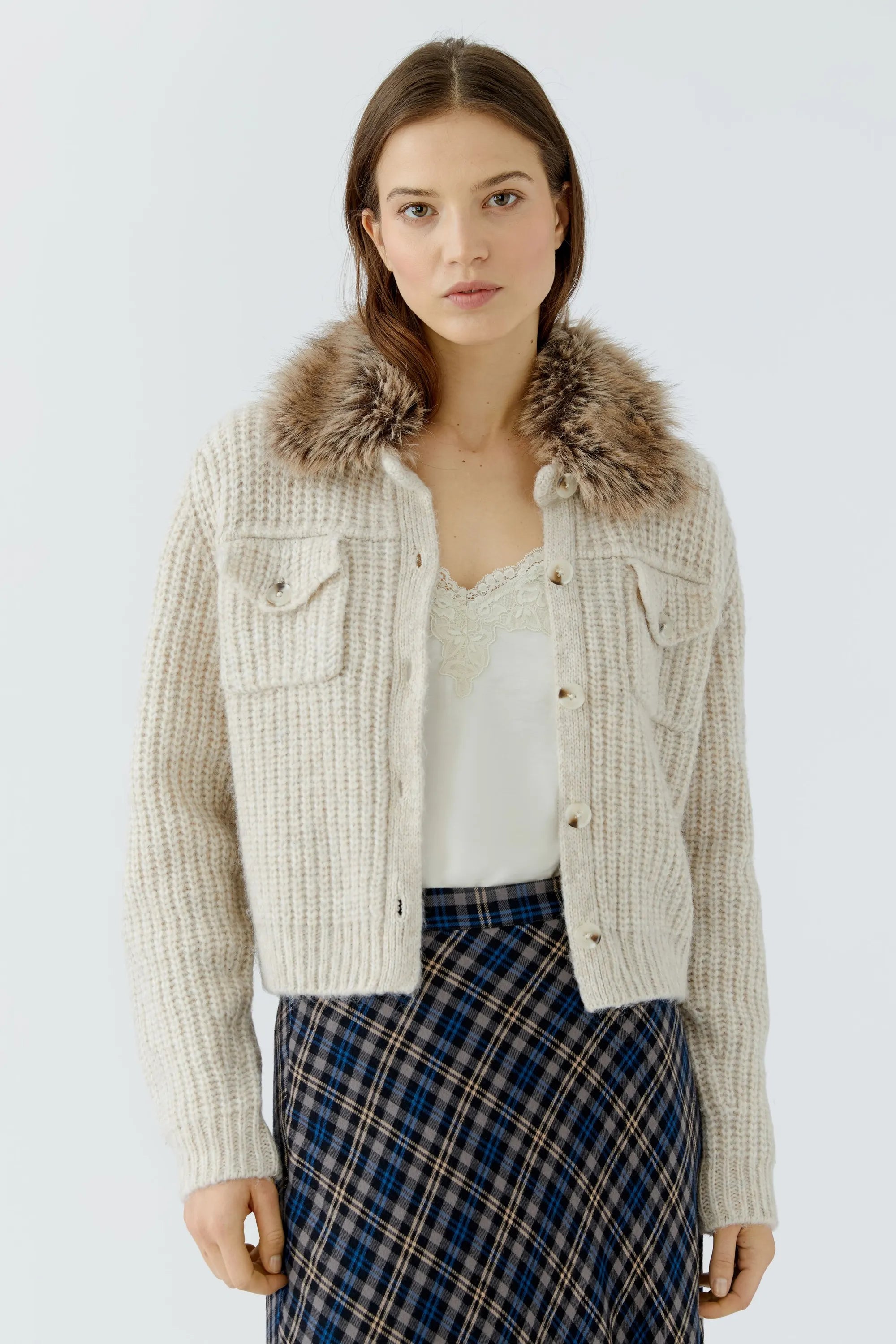 Strickjacke mit abknöpfbarem Kunstfellkragen
