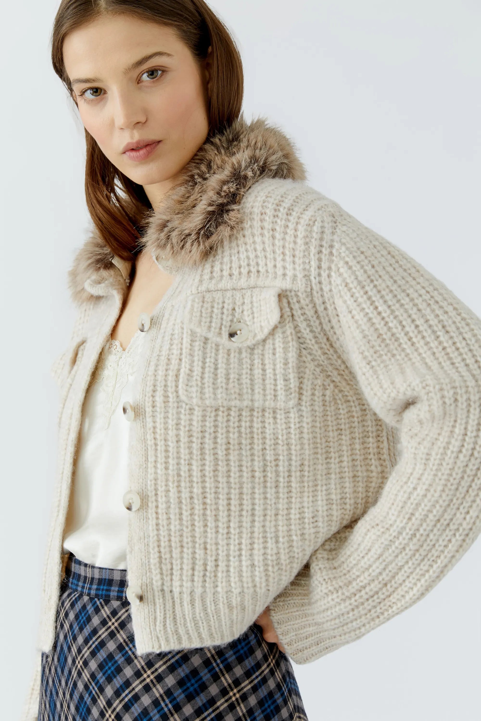 Strickjacke mit abknöpfbarem Kunstfellkragen