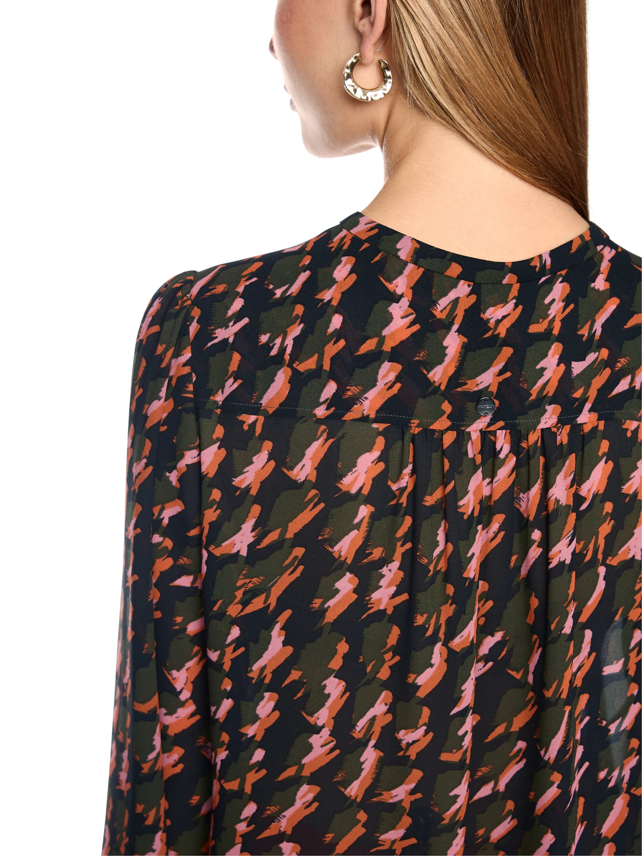 Bluse mit abstraktem Hahnentrittmuster