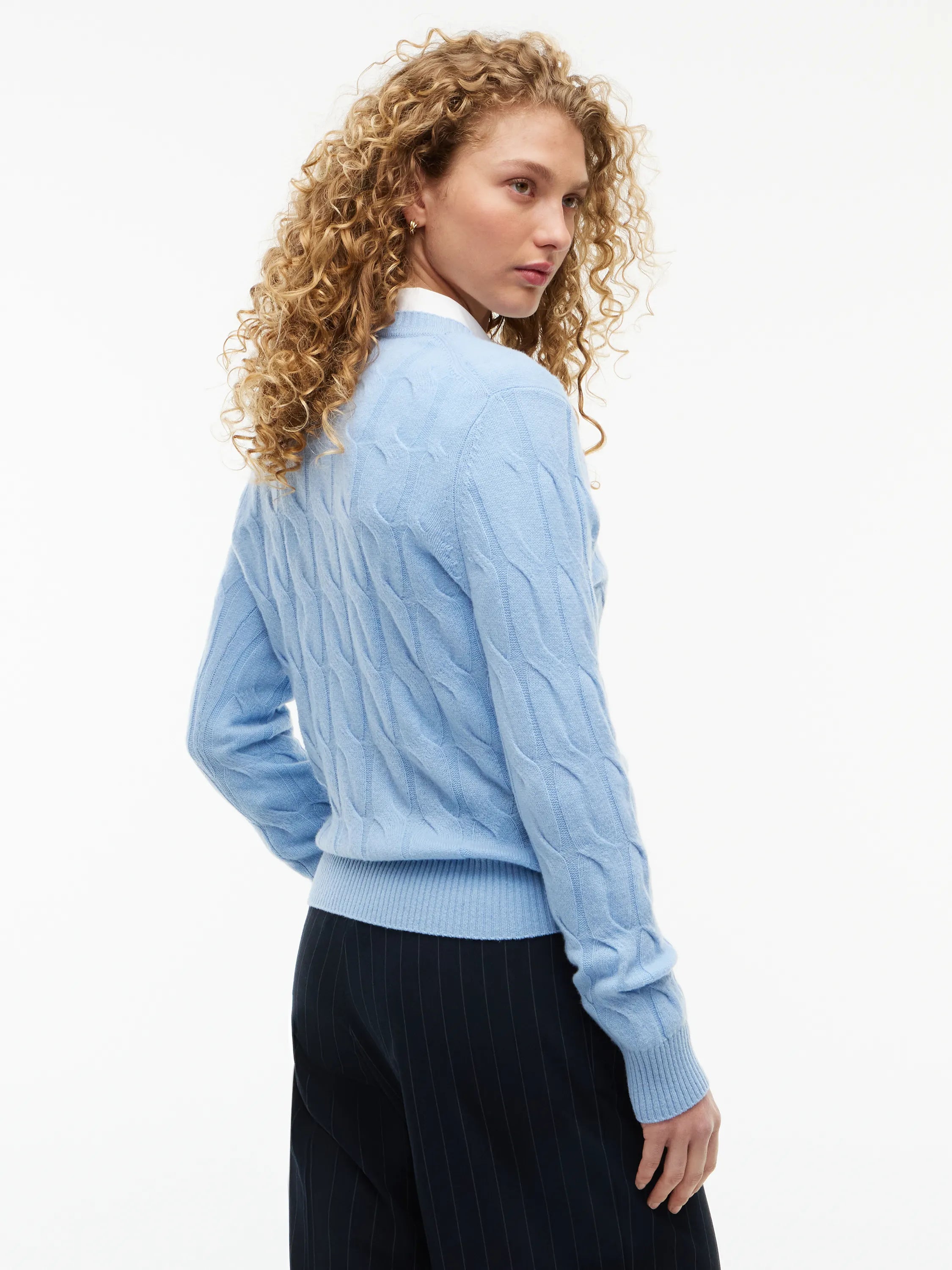 Strickpullover mit Zopfstrickmuster