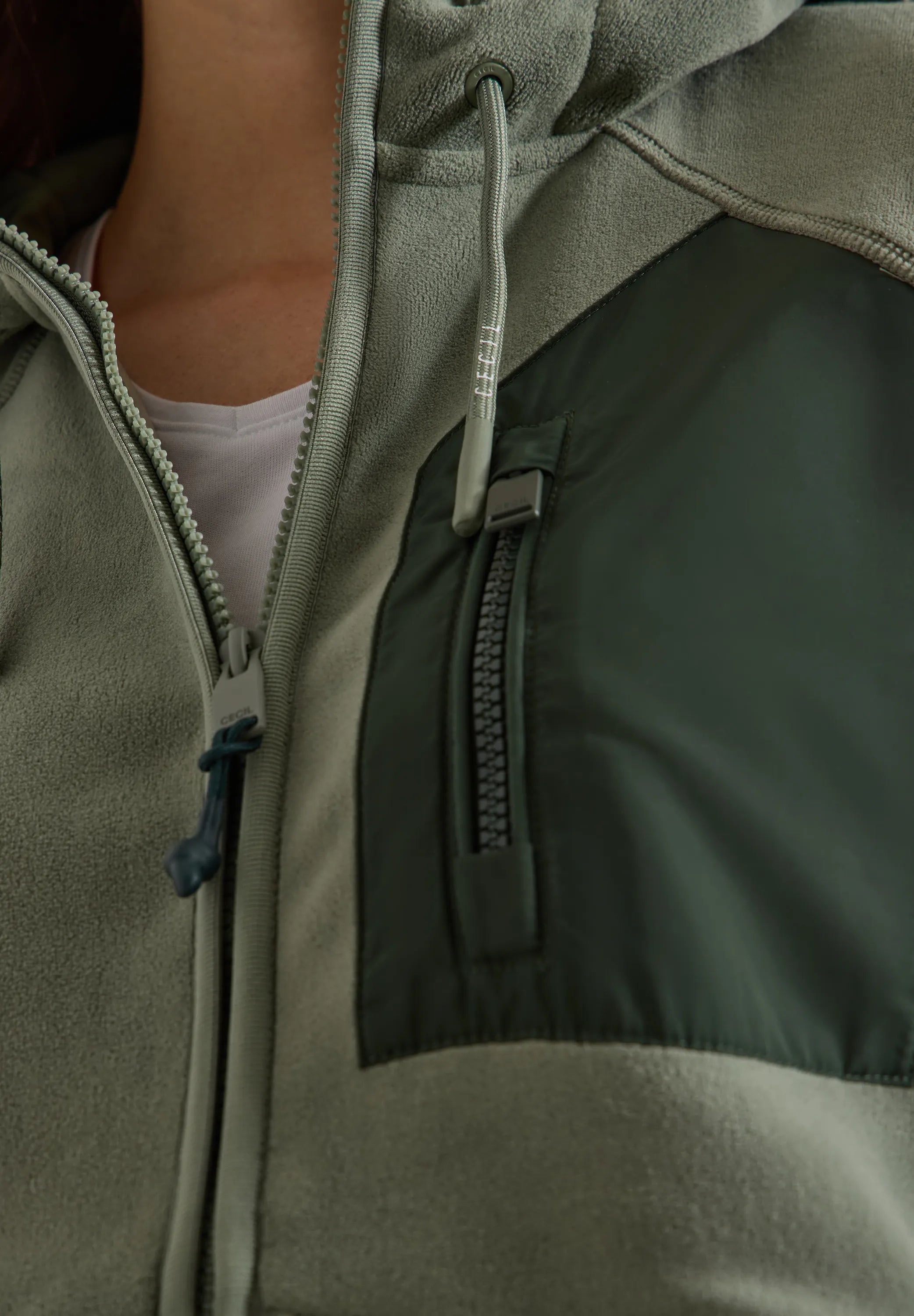 Fleecejacke mit Kapuze