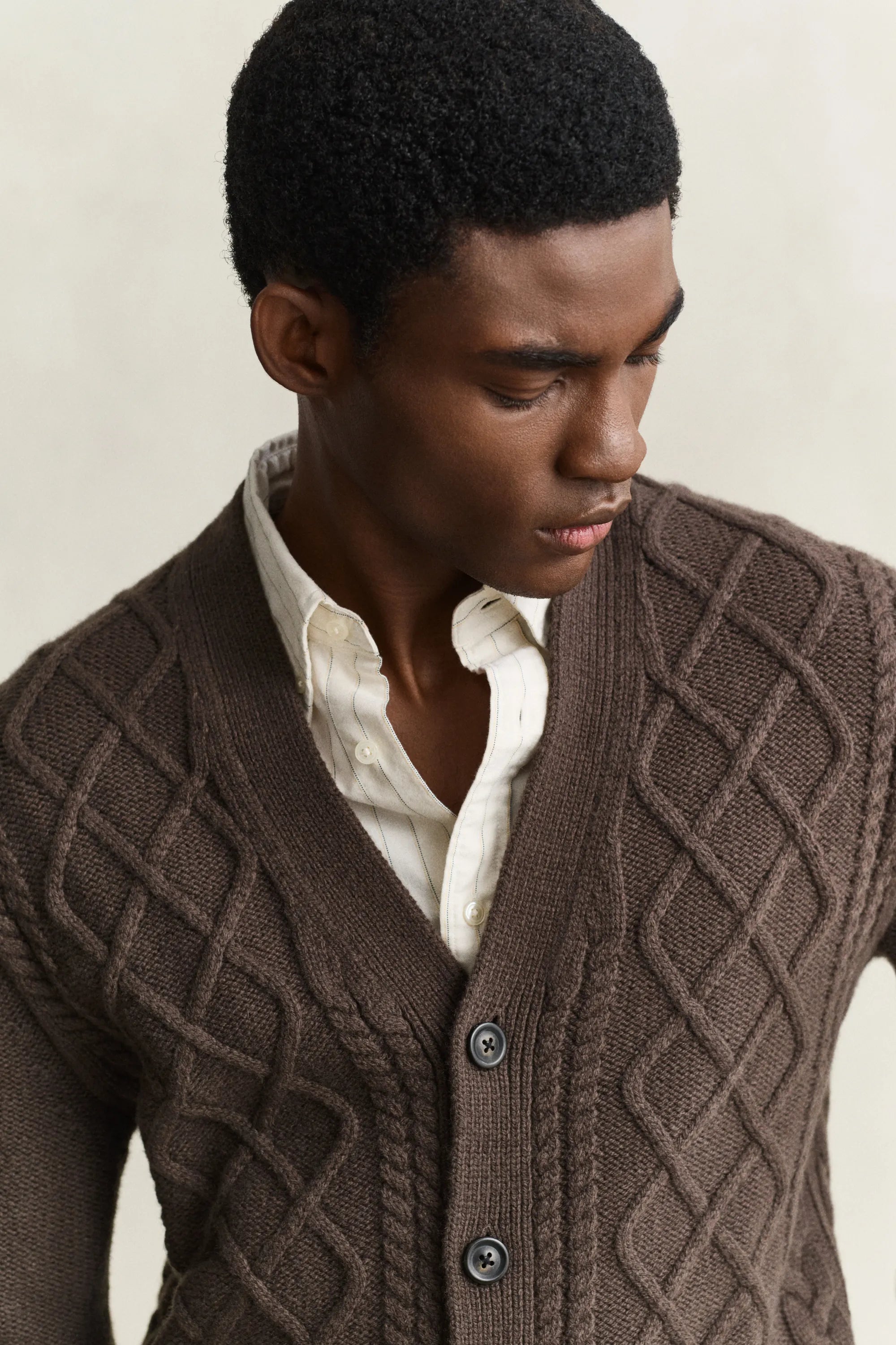 Strickjacke mit Zopfmuster aus Wollmix