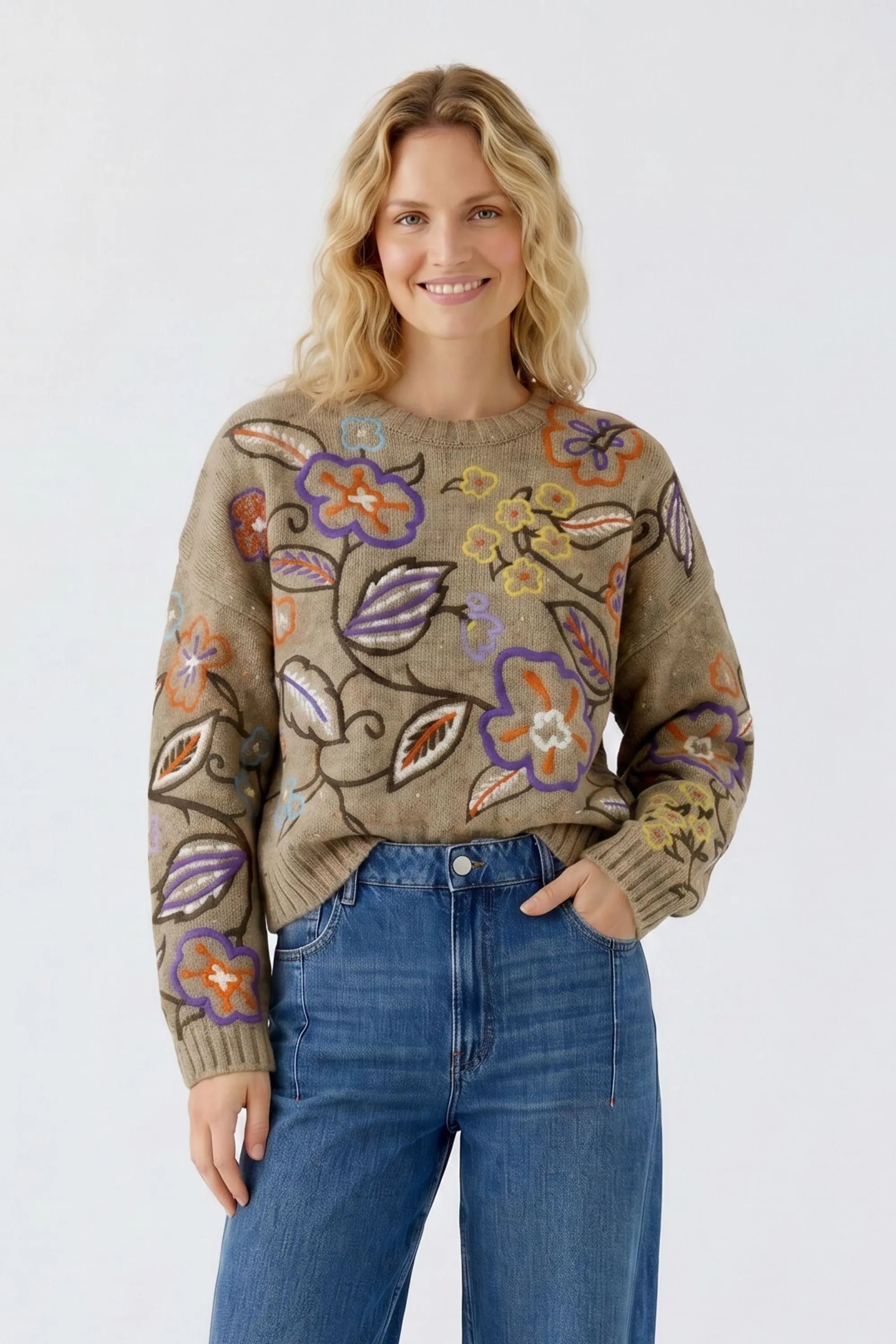 Strickpullover mit Blumenstickerei