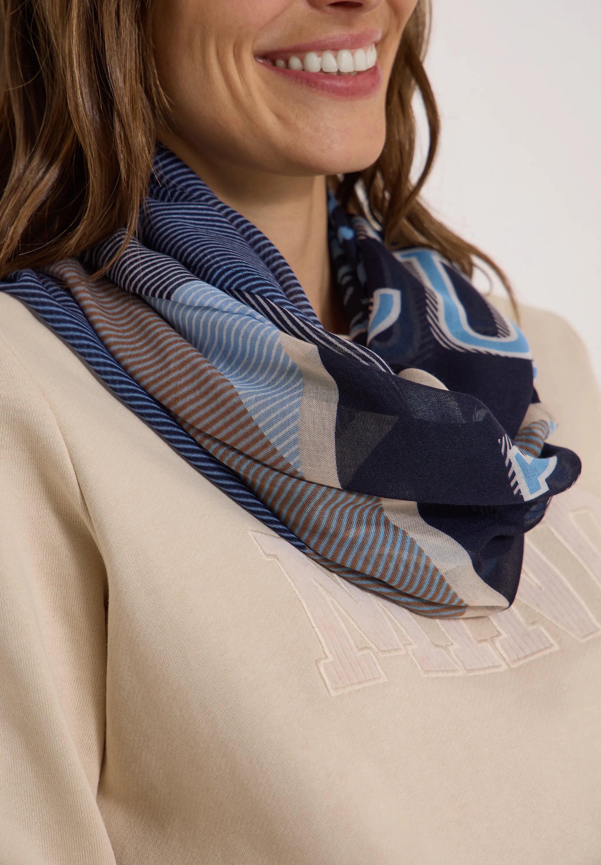 Loop-Schal im Patchwork-Print