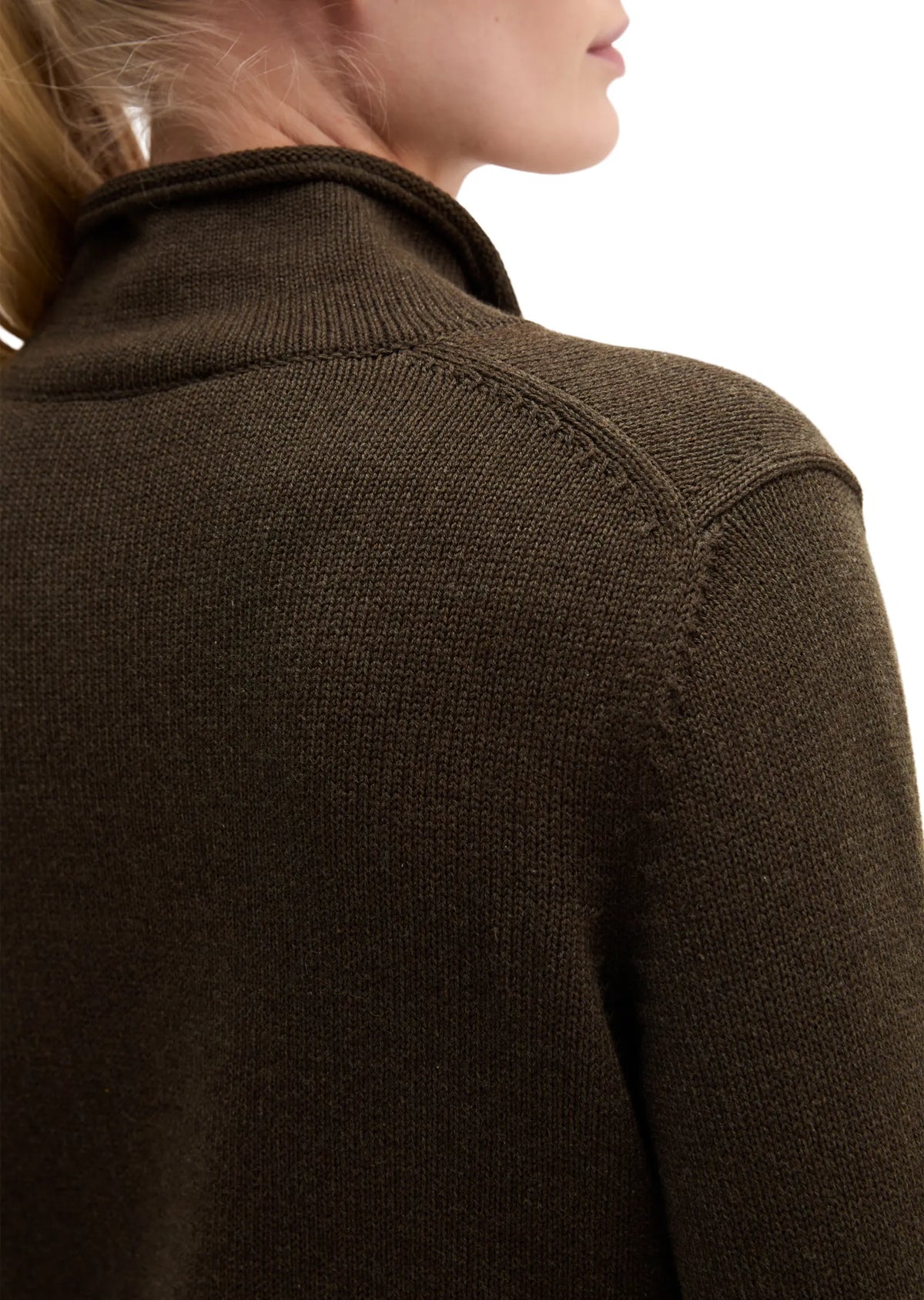Strickpullover mit hohem Kragen