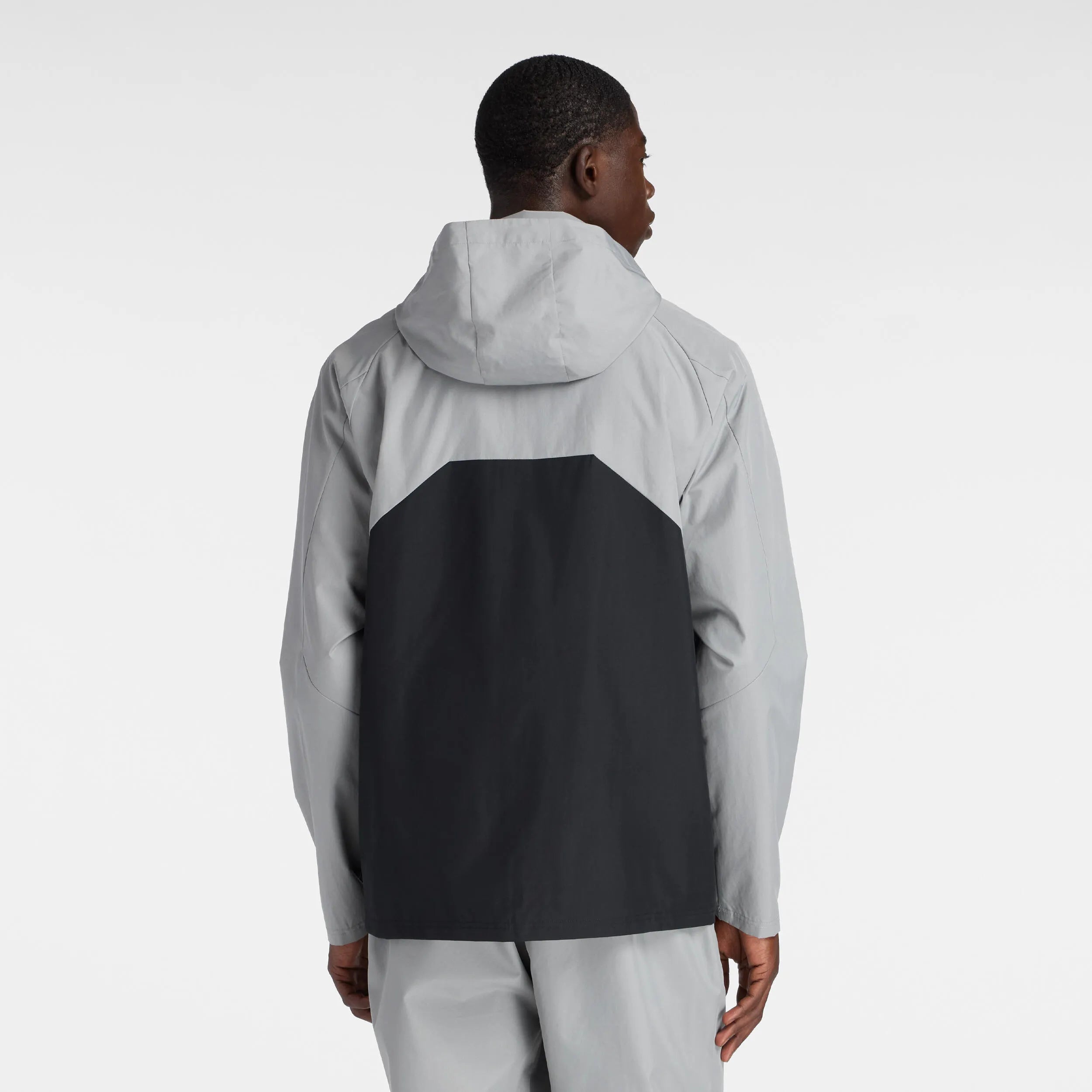 Trainingsjacke mit einrollbarer Kapuze