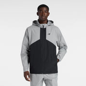 Trainingsjacke mit einrollbarer Kapuze