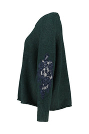 Strickpullover mit Stickereien